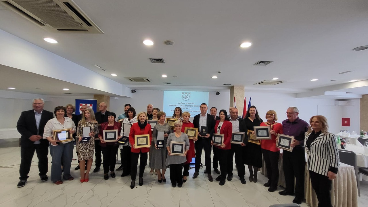 Plaketa za postignute rezultate u organizaciji i provedbi programa za osobe treće životne dobi Plaketa za postignute rezultate u organizaciji i provedbi programa za osobe treće životne dobi